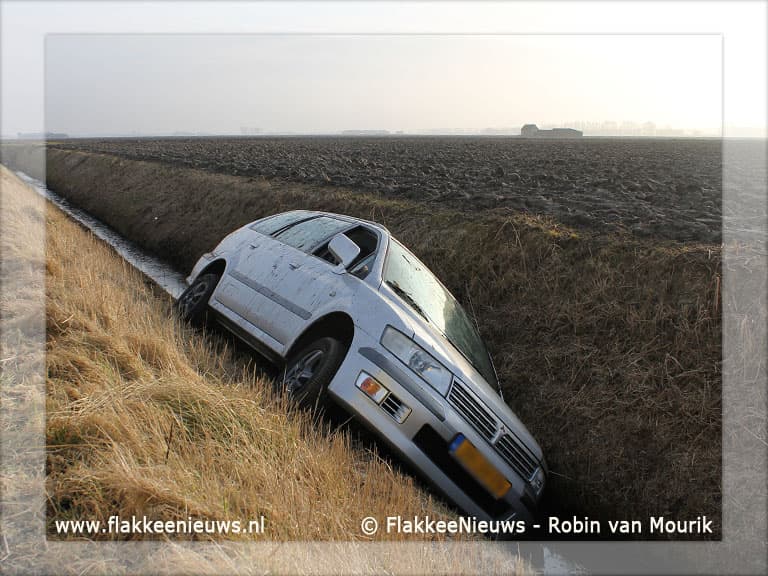 Auto van de weg, in de sloot