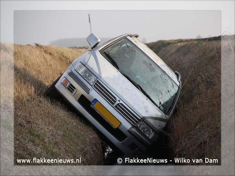 Auto van de weg, in de sloot