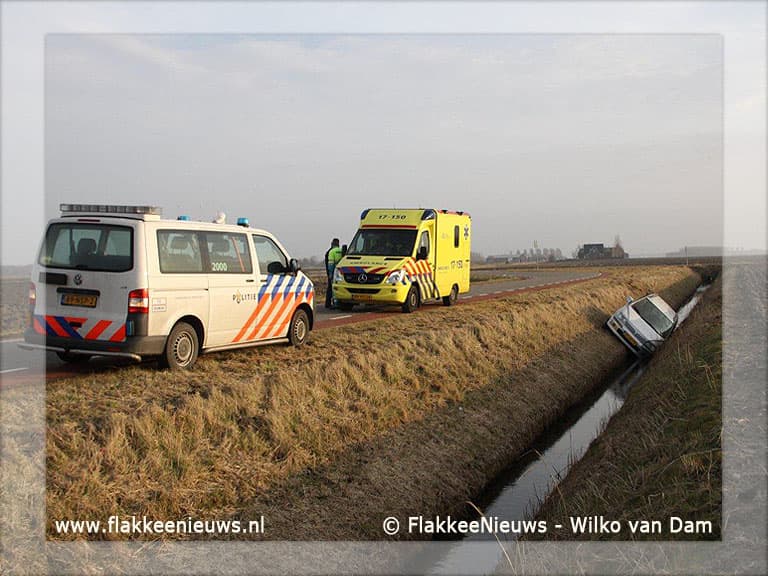 Auto van de weg, in de sloot