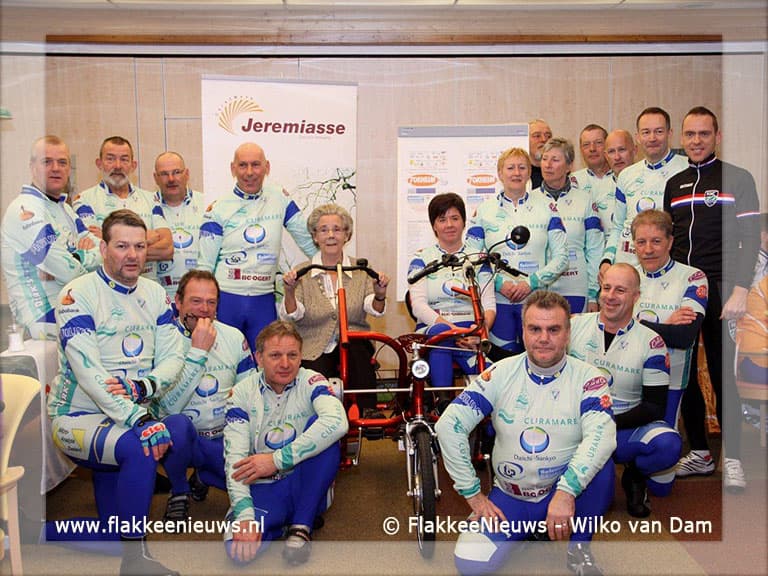 Koos Moerenhout overhandigd duofiets