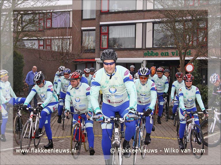 Koos Moerenhout overhandigd duofiets