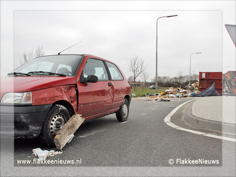 Vrachtwagen met puin geschaard bij Oude-Tonge