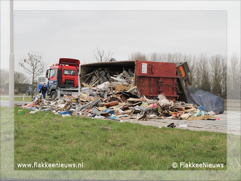 Vrachtwagen met puin geschaard bij Oude-Tonge