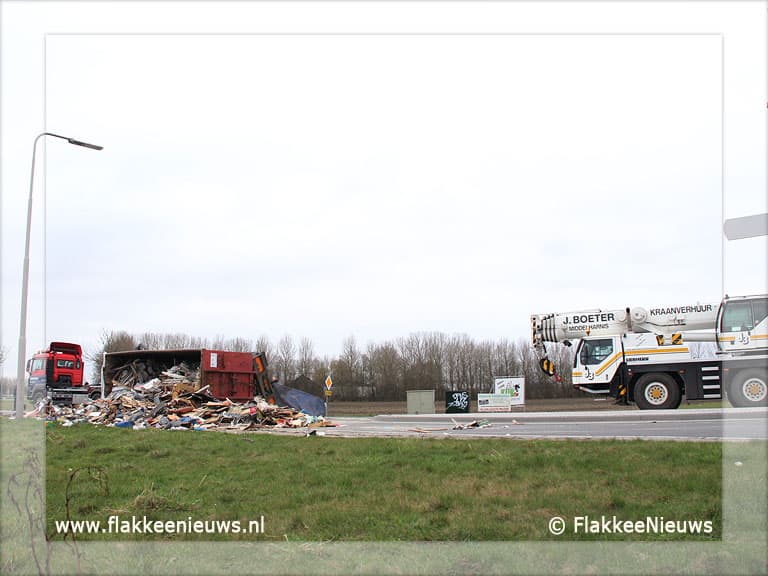 Vrachtwagen met puin geschaard bij Oude-Tonge