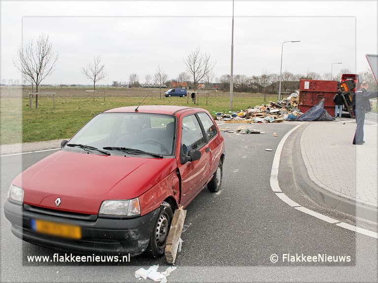 Vrachtwagen met puin geschaard bij Oude-Tonge