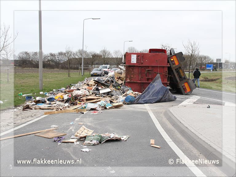 Vrachtwagen met puin geschaard bij Oude-Tonge