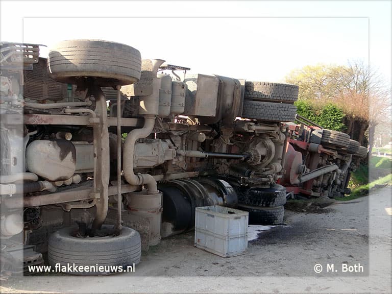 Tankwagen op z'n kant in Ouddorp