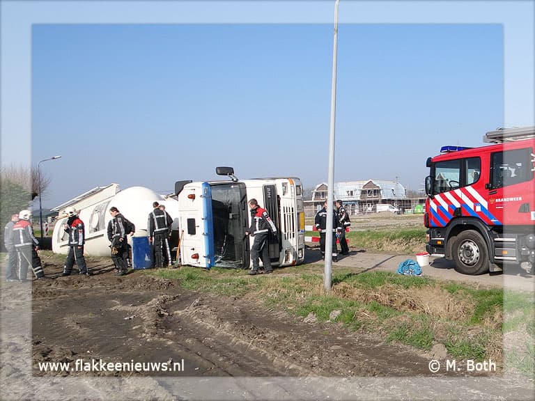 Tankwagen op z'n kant in Ouddorp