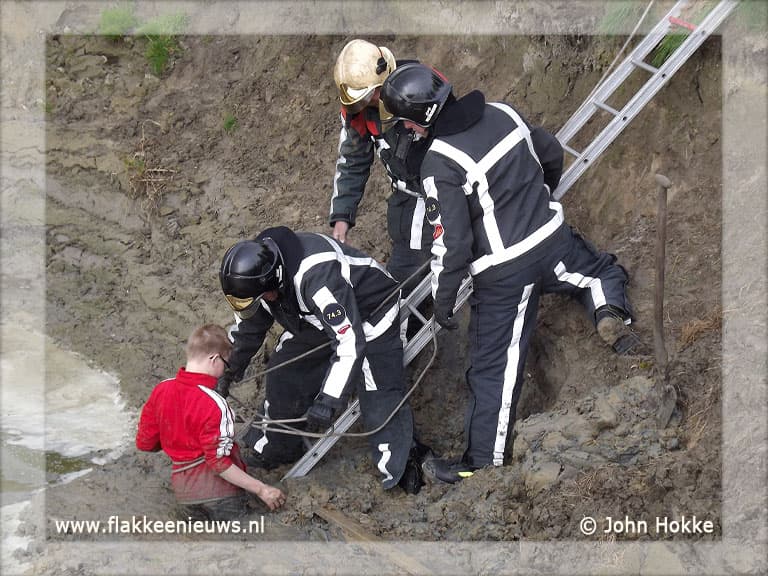 Jongen vast in modder