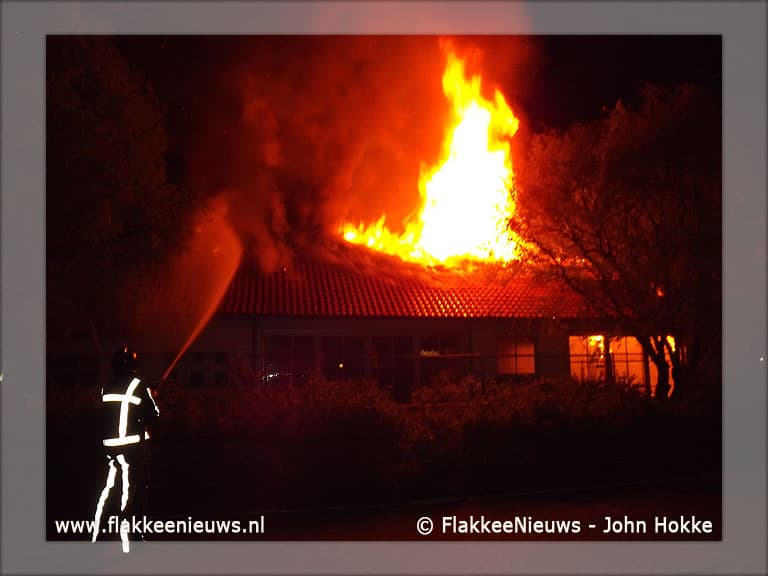 Brand verwoest voormalig schoolgebouw Ooltgensplaat