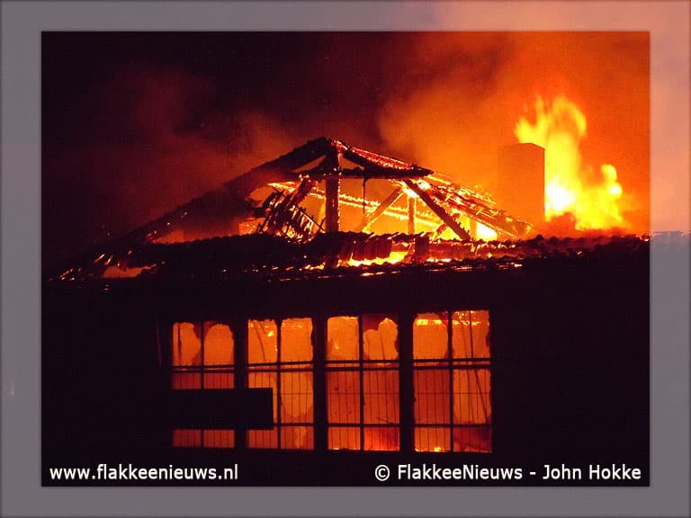 Brand verwoest voormalig schoolgebouw Ooltgensplaat