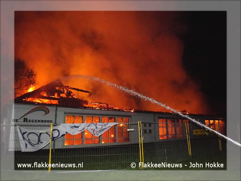 Brand verwoest voormalig schoolgebouw Ooltgensplaat