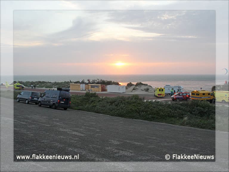 Kitesurfer maakt val van hoogte