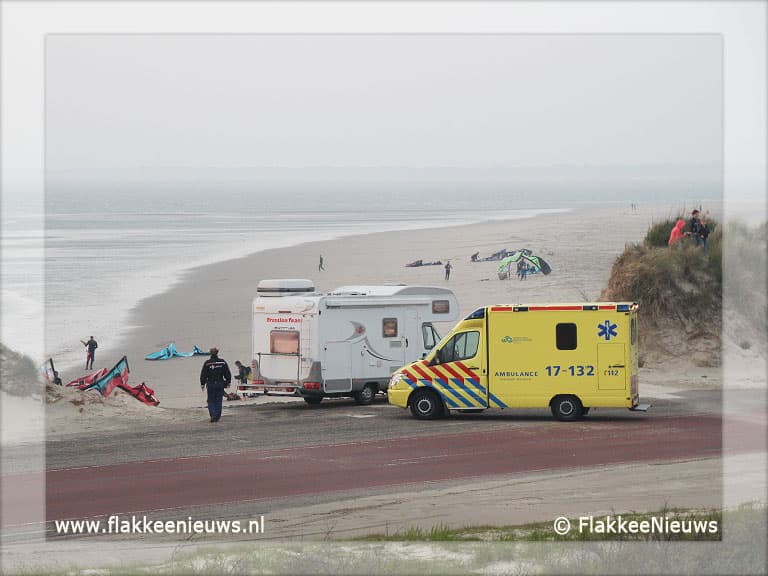 Kitesurfer maakt val van hoogte