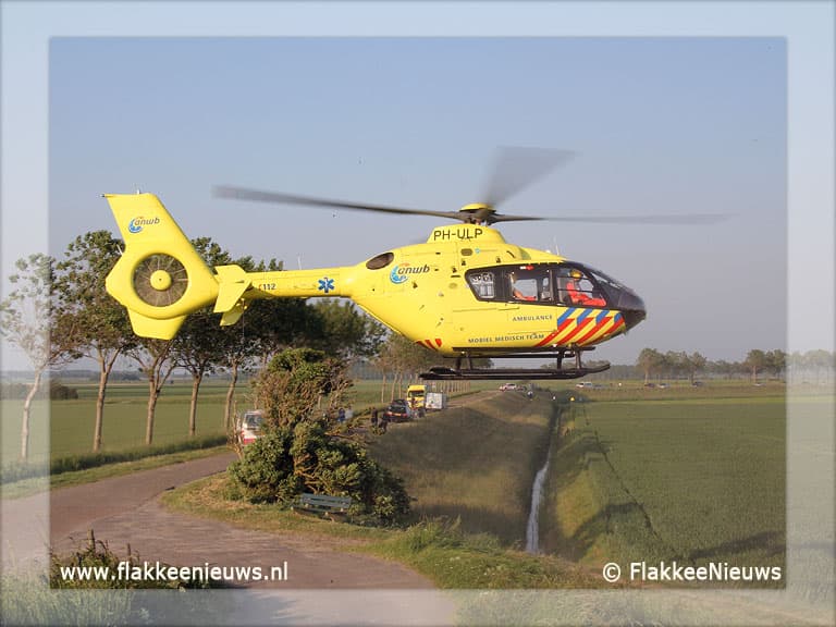 Auto van de dijk en belandt in sloot