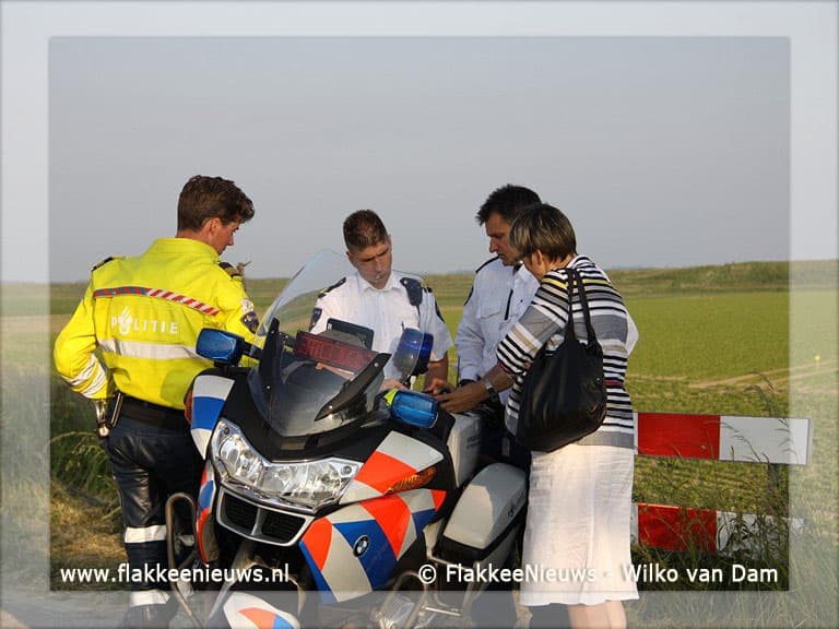 Auto van de dijk en belandt in sloot