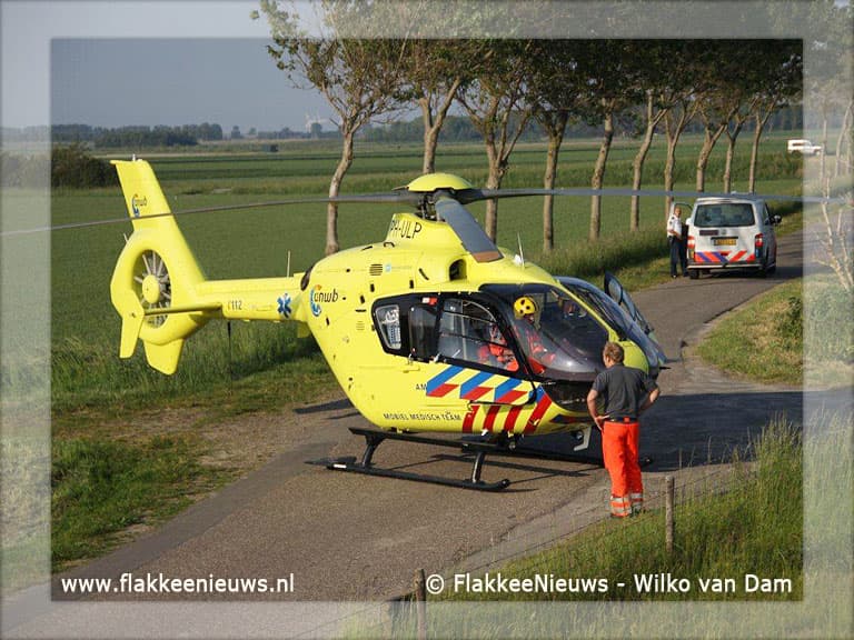 Auto van de dijk en belandt in sloot