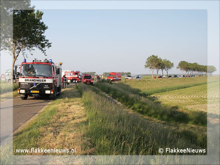 Auto van de dijk en belandt in sloot