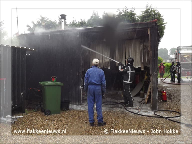 Brandweer biedt hulp bij brand in schuur Ooltgensplaat