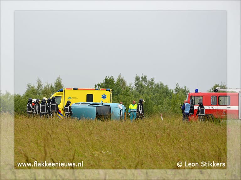 Auto slaat om bij rotonde Ted Jansen Plein