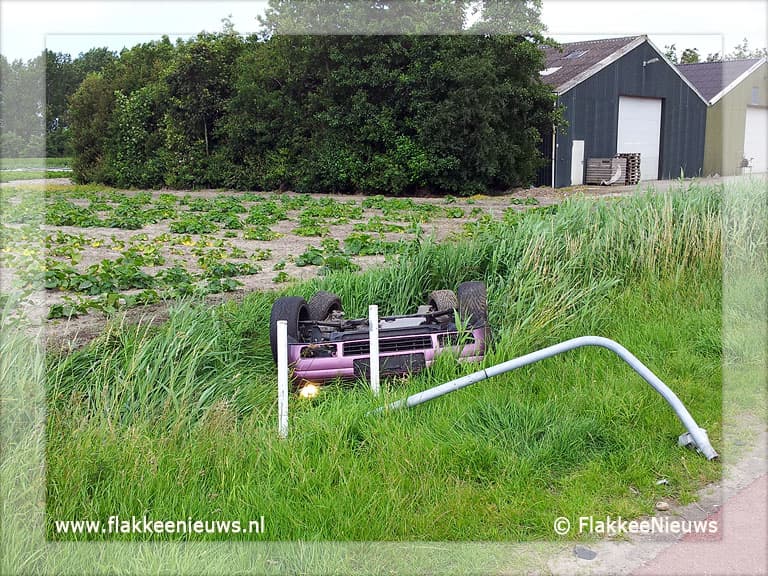 Auto belandt op z'n kop in sloot