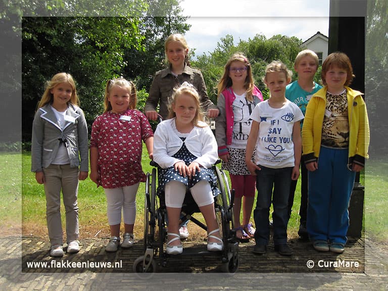 Kinderen geven vis cadeau aan ziekenhuis