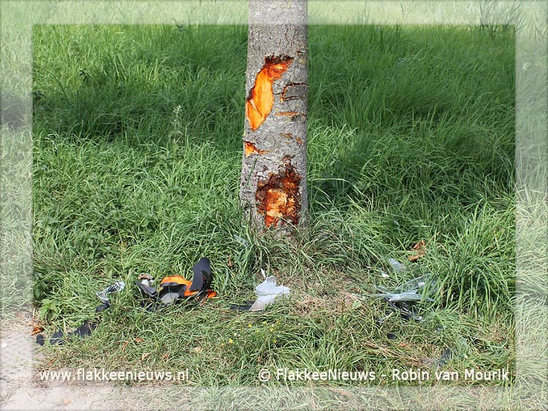 Auto tegen boom in Middelharnis