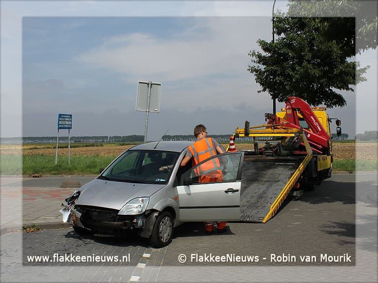 Auto tegen boom in Middelharnis