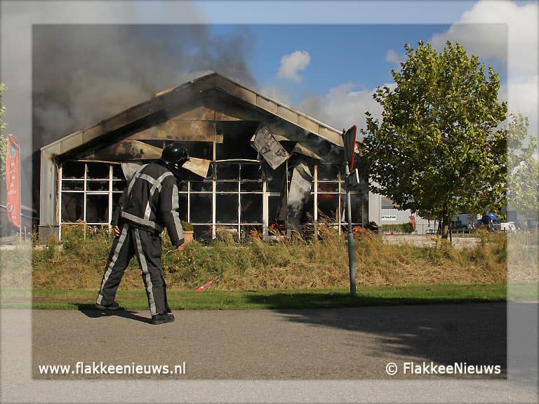 Bedrijfspand uitgebrand in Oude-Tonge