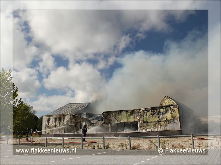 Bedrijfspand uitgebrand in Oude-Tonge