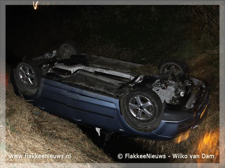 Brandweer bevrijdt slachtoffer uit auto
