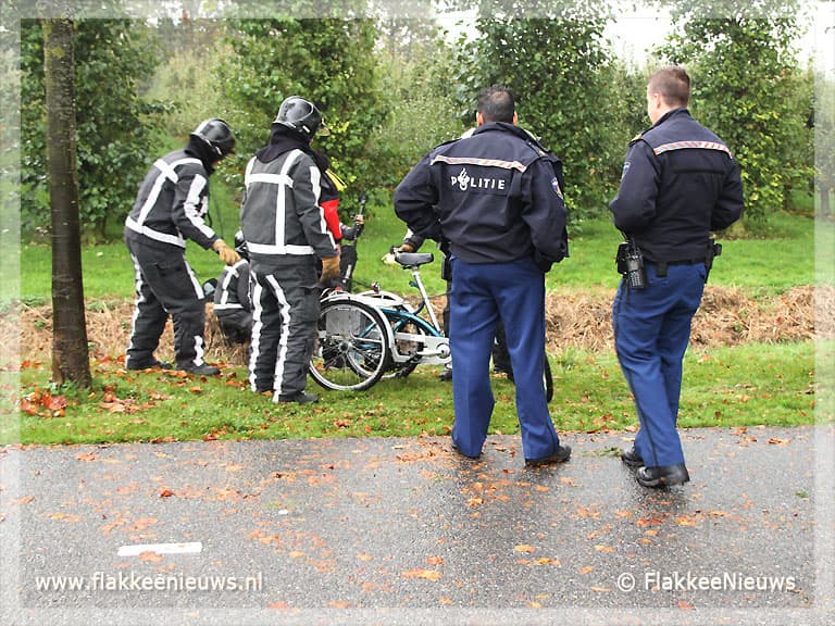 Fietser na uitwijkmanoeuvre in de sloot