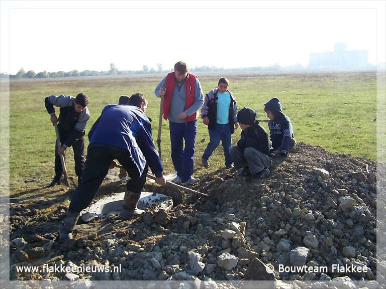 Bouwteam Flakkee plaatst twee Romaschooltjes