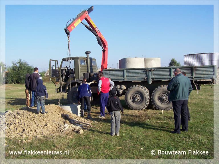 Bouwteam Flakkee plaatst twee Romaschooltjes
