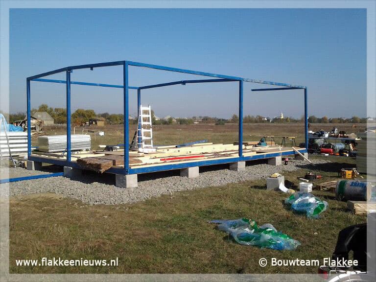 Bouwteam Flakkee plaatst twee Romaschooltjes