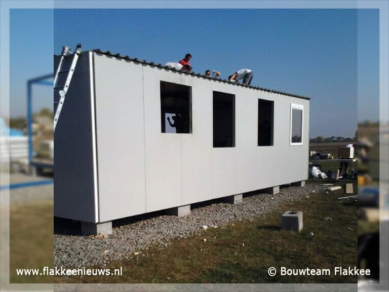 Bouwteam Flakkee plaatst twee Romaschooltjes
