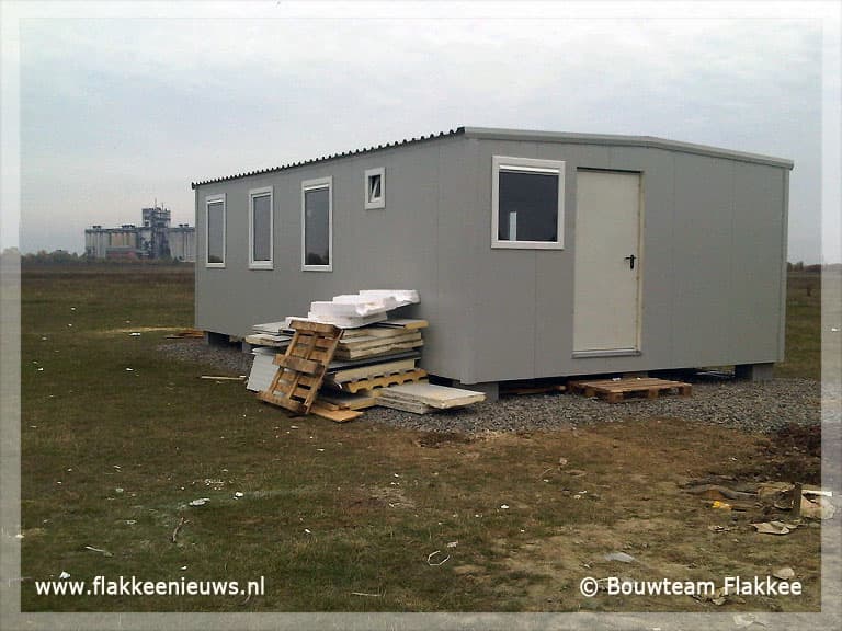 Bouwteam Flakkee plaatst twee Romaschooltjes