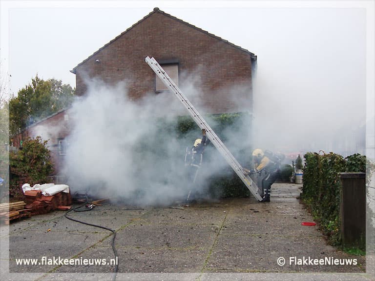 Twee honden gered uit brandende schuur