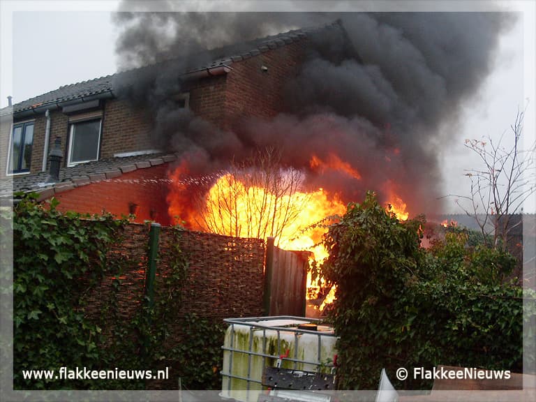 Twee honden gered uit brandende schuur