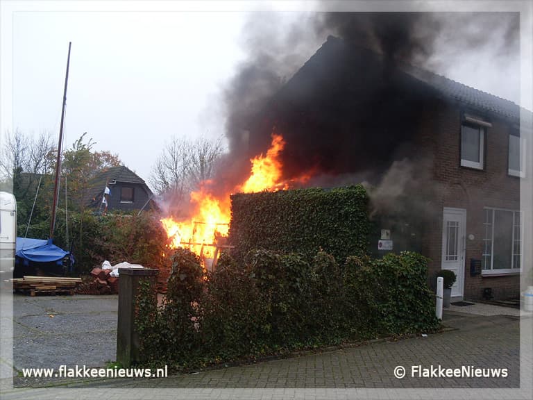 Twee honden gered uit brandende schuur