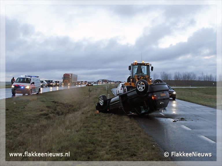 Auto op z'n kop parallelweg N59