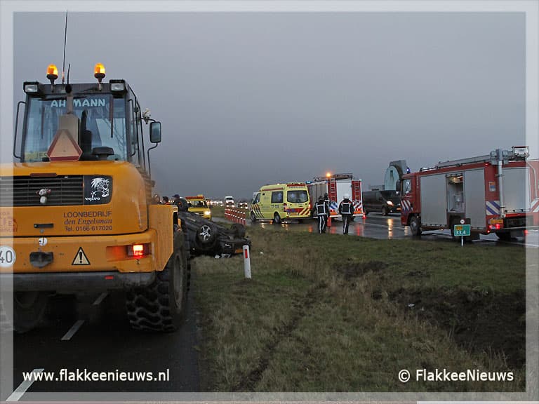 Auto op z'n kop parallelweg N59