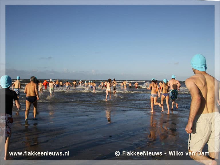 Record aantal deelnemers Ouddorpse nieuwjaarsduik