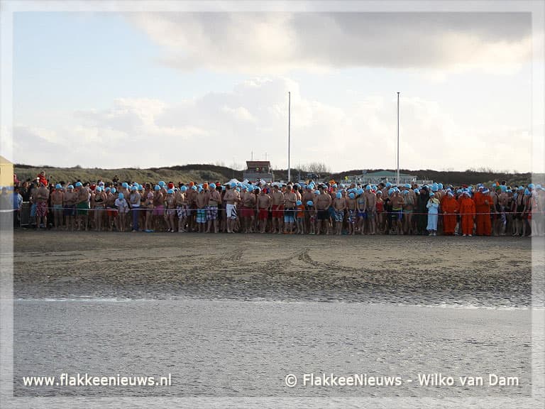 Record aantal deelnemers Ouddorpse nieuwjaarsduik