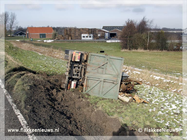 Volgeladen vrachtwagen van de dijk