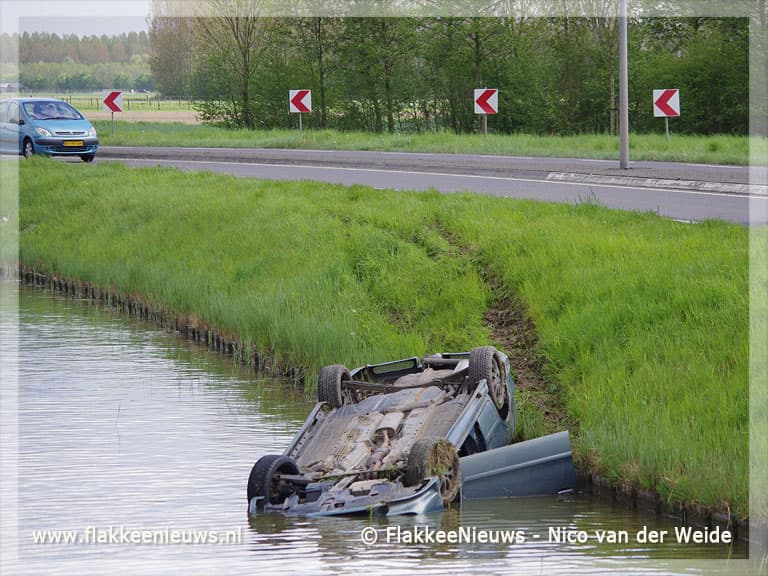 Auto te water bij Zuidelijke Randweg Middelharnis