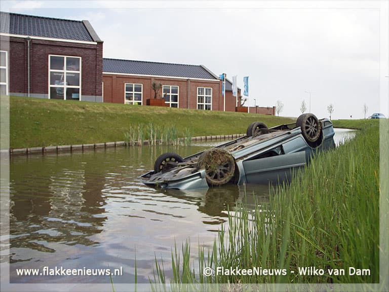 Auto te water bij Zuidelijke Randweg Middelharnis