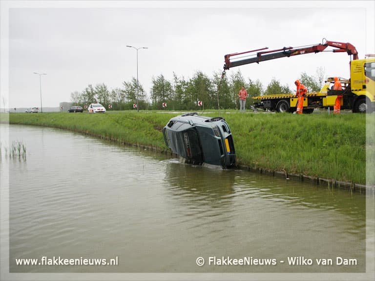 Auto te water bij Zuidelijke Randweg Middelharnis