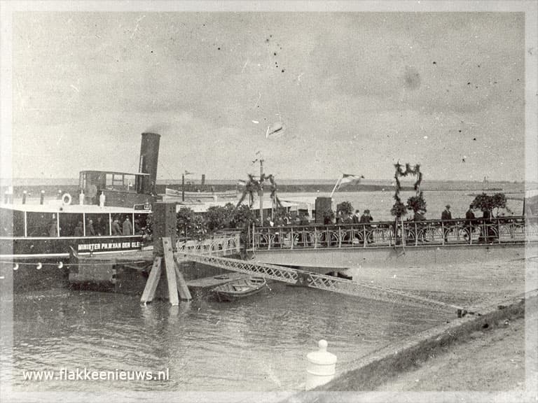 Het RTM-ponton in haven Middelharnis wordt vernieuwd