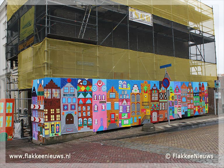 Lelijke bouwschutting versierd tot kunstwerk